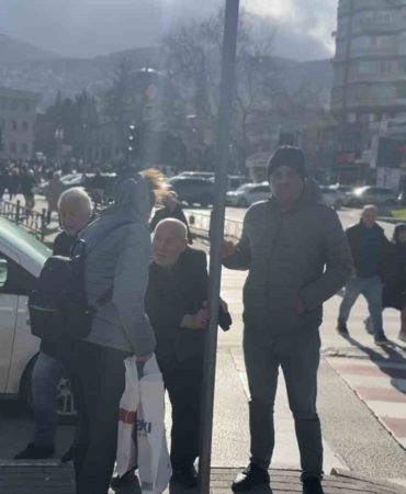 Bursa’da lodos zor anlar yaşattı: trafik lambasına tutundular