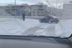 Bursa’da kar yağışını fırsat bildi, kavşakta drift attı