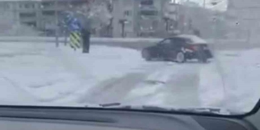 Bursa’da kar yağışını fırsat bildi, kavşakta drift attı