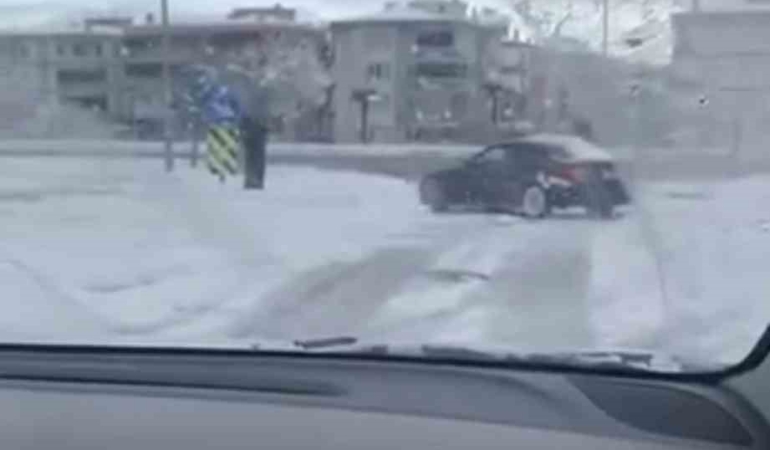 Bursa’da kar yağışını fırsat bildi, kavşakta drift attı