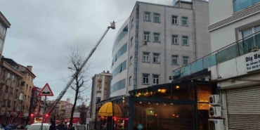 Bağcılar’da kapatılan hastanenin çatısında yangın