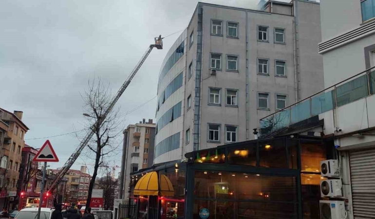 Bağcılar’da kapatılan hastanenin çatısında yangın