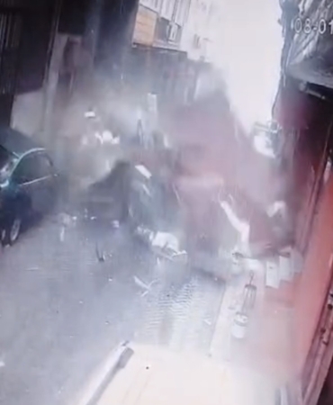 Beyoğlu’nda lodos dehşeti: Uçan çatının altında kalmaktan saniyelerle kurtuldular, o anlar kamerada