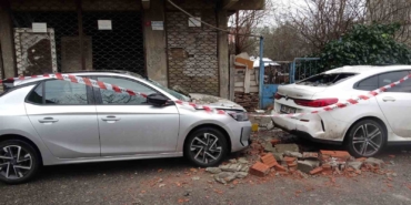 Sultanbeyli’de balkon çöktü: 2 araç hasar gördü