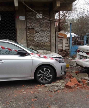 Sultanbeyli’de balkon çöktü: 2 araç hasar gördü