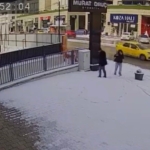 Bursa’da karla kaplanan kaldırımda kalp çizdiler, güvenlik kamerasını izleyenlerin içi ısındı