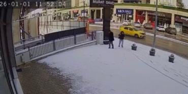 Bursa’da karla kaplanan kaldırımda kalp çizdiler, güvenlik kamerasını izleyenlerin içi ısındı