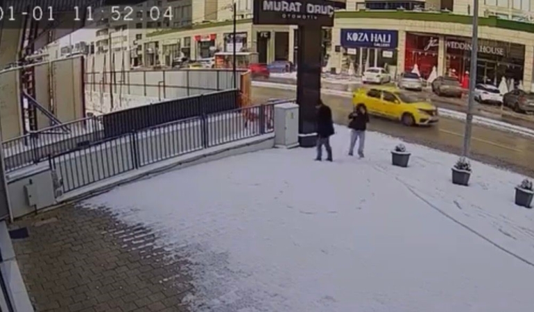 Bursa’da karla kaplanan kaldırımda kalp çizdiler, güvenlik kamerasını izleyenlerin içi ısındı