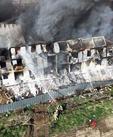 Esenyurt’ta işçilerin kaldığı büyük konteyner alev alev yandı