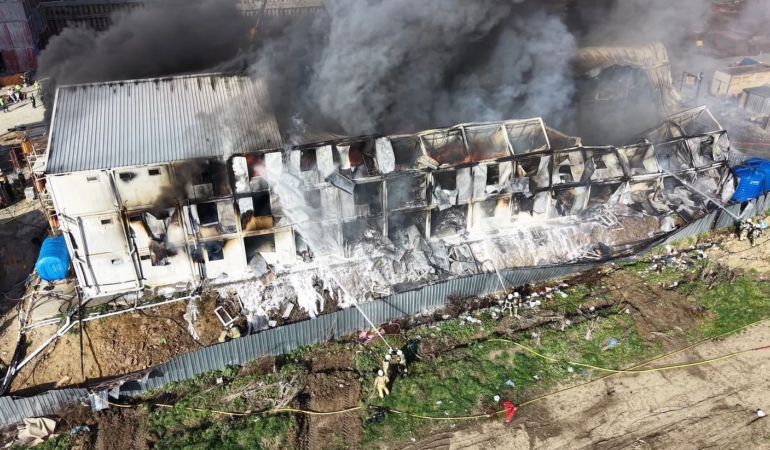 Esenyurt’ta işçilerin kaldığı büyük konteyner alev alev yandı