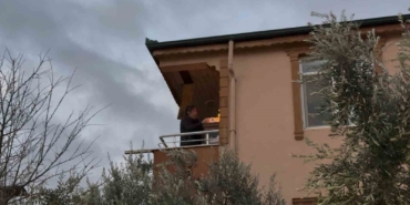 Lodosun etkisiyle alevler komşu binaya sıçradı: Balkondaki alevli eşyaları aşağı attı