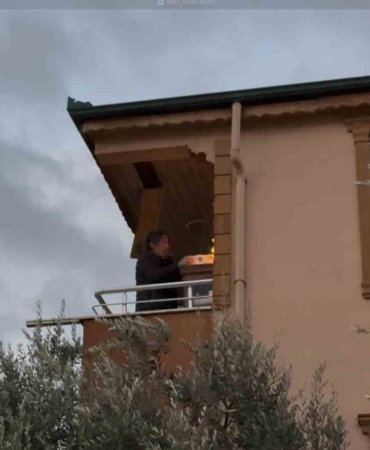 Lodosun etkisiyle alevler komşu binaya sıçradı: Balkondaki alevli eşyaları aşağı attı