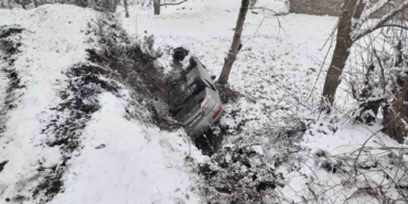 Hakimiyetini kaybeden otomobil dereye uçtu: 3 yaralı