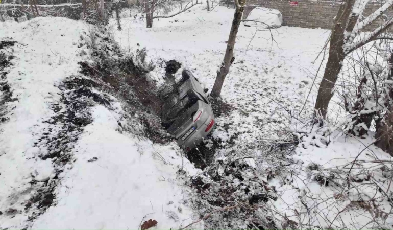 Hakimiyetini kaybeden otomobil dereye uçtu: 3 yaralı