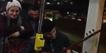 Eminönü-Arnavutköy seferindeki İETT otobüsünde sazlı yolculuk