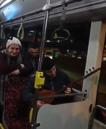 Eminönü-Arnavutköy seferindeki İETT otobüsünde sazlı yolculuk