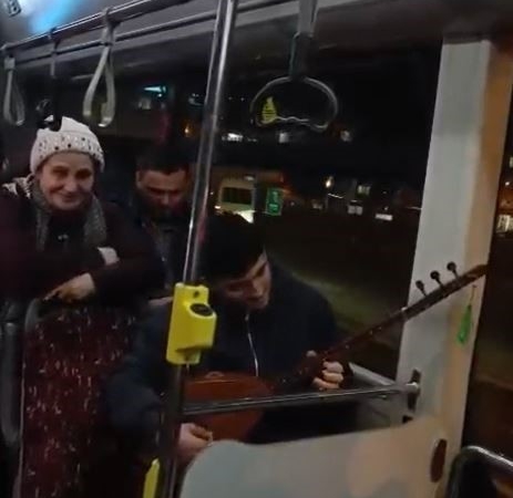 Eminönü-Arnavutköy seferindeki İETT otobüsünde sazlı yolculuk