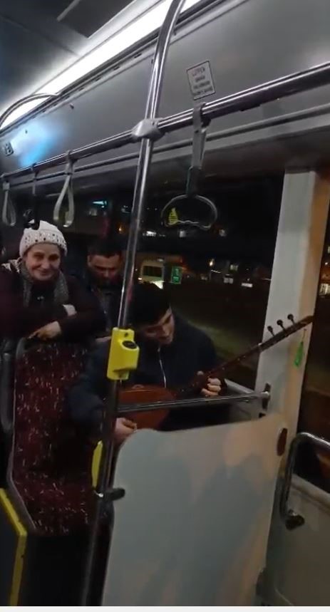 Eminönü-Arnavutköy seferindeki İETT otobüsünde sazlı yolculuk