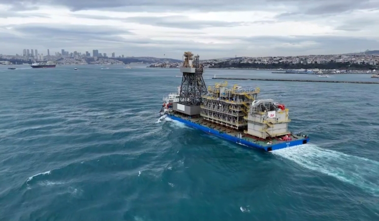Osman Gazi yüzer üretim platformunun parçaları ile Yıldırım Sondaj Gemisi’nin kulesini taşıyan dev platform gemisi İstanbul Boğazı’ndan geçiyor.