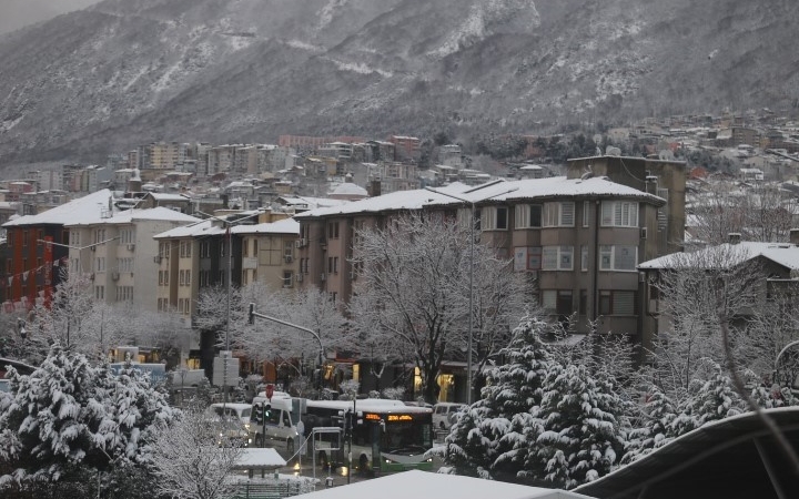Bursa sabaha beyaz örtüyle uyandı..Ulaşımda aksamalar yaşandı