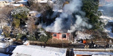 Beykoz’da metruk binada yangın: Ekipler buzlanma nedeniyle zor anlar yaşadı