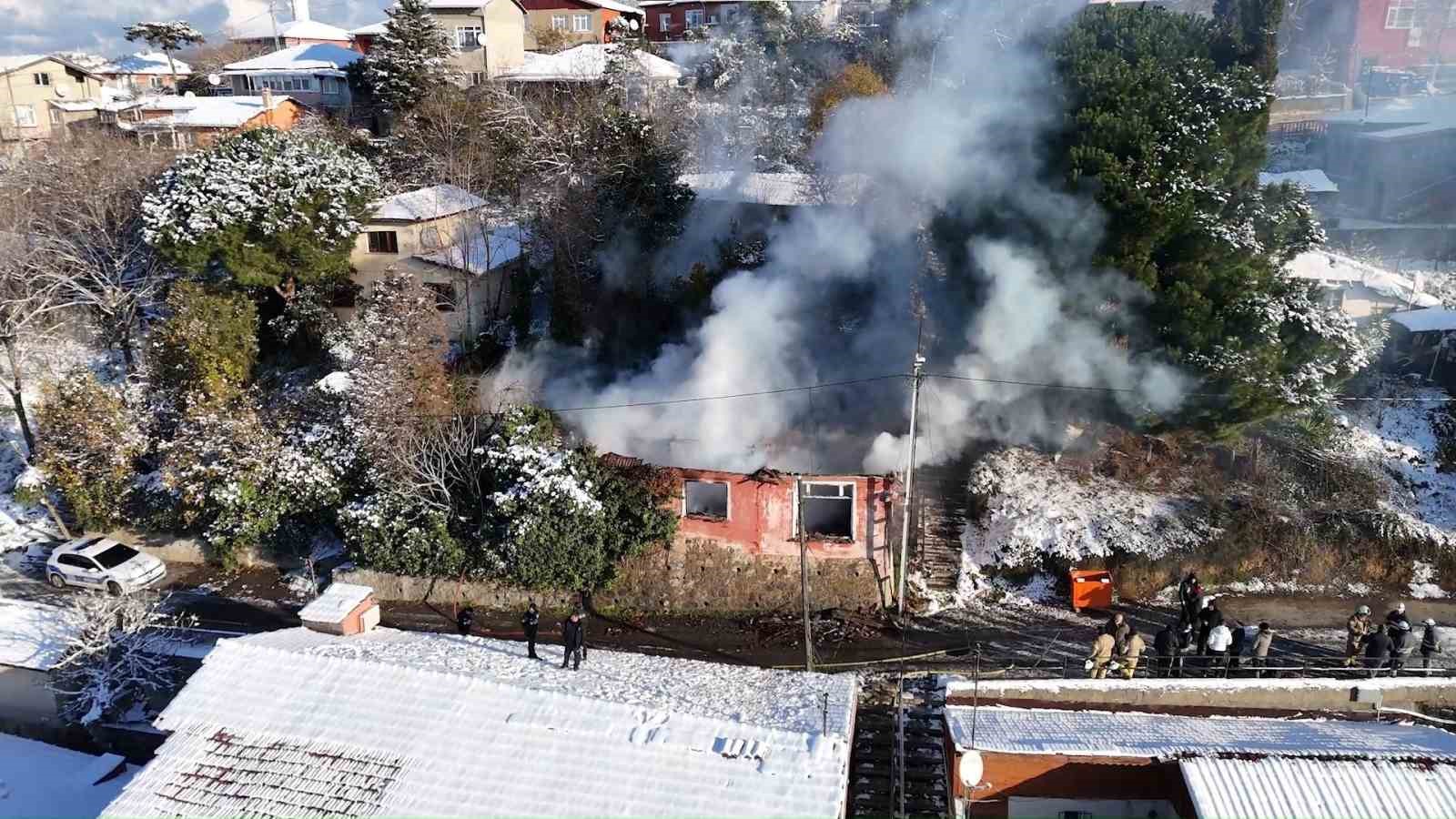 Beykoz’da metruk binada yangın: Ekipler buzlanma nedeniyle zor anlar yaşadı