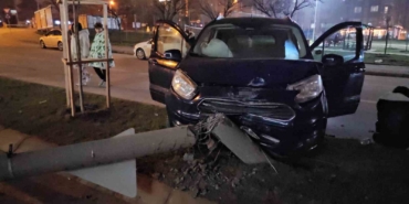 Otomobil refüje çıktı: Kaza anı kamerada