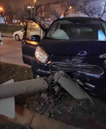 Otomobil refüje çıktı: Kaza anı kamerada