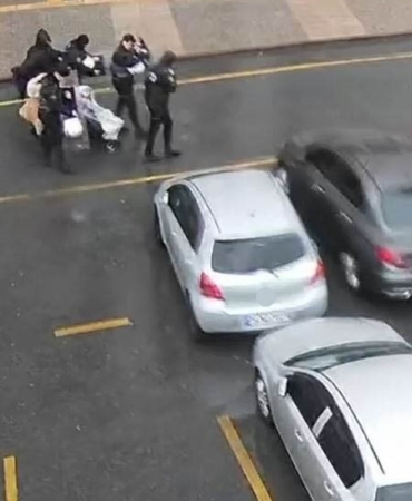 Polis kalkanı, bebeği ve annesini fırtınadan korudu