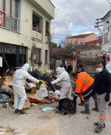 Görükle’de iki katlı çöp evden 9 kamyon çöp çıktı