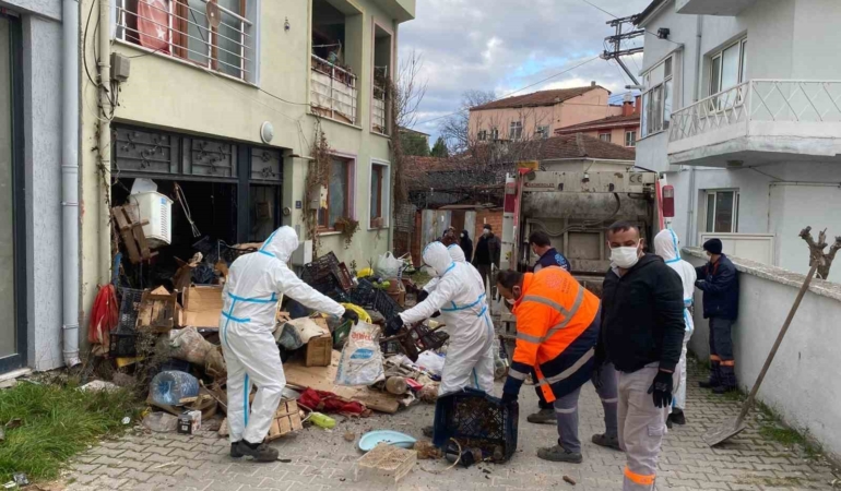Görükle’de iki katlı çöp evden 9 kamyon çöp çıktı