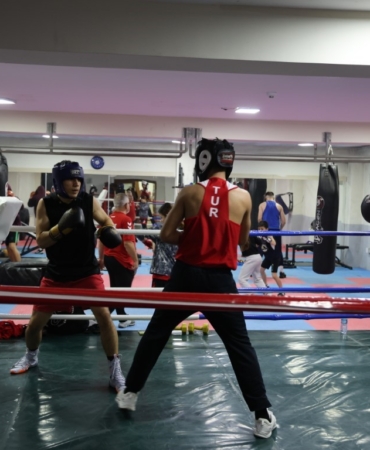 Kartepe’de çocuklar kışı sporla geçiriyor