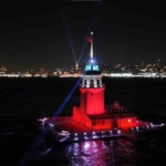 Üsküdar Kız Kulesi’nde yılbaşına özel ışık şovu mest etti