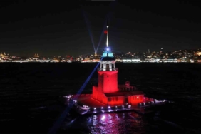 Üsküdar Kız Kulesi’nde yılbaşına özel ışık şovu mest etti