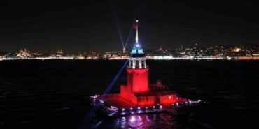 Üsküdar Kız Kulesi’nde yılbaşına özel ışık şovu mest etti