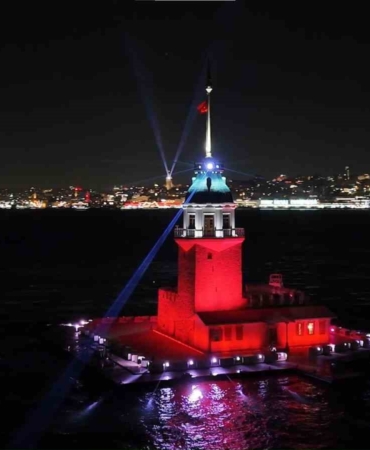 Üsküdar Kız Kulesi’nde yılbaşına özel ışık şovu mest etti