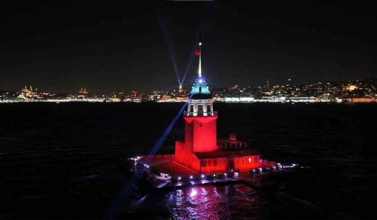 Üsküdar Kız Kulesi’nde yılbaşına özel ışık şovu mest etti