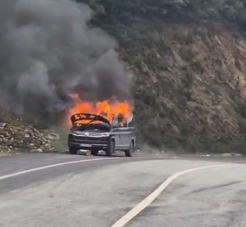 Eyüpsultan’da seyir halindeki araç alevlere teslim oldu