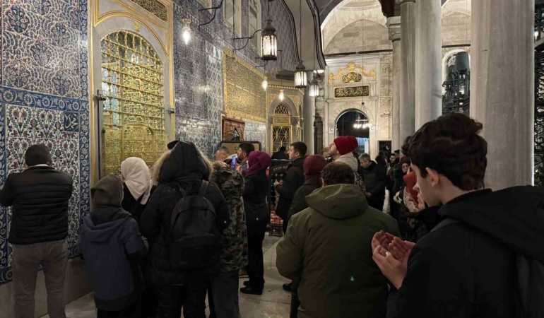 Miraç Kandili’nde vatandaşlar Eyüpsultan Camii’ne akın etti