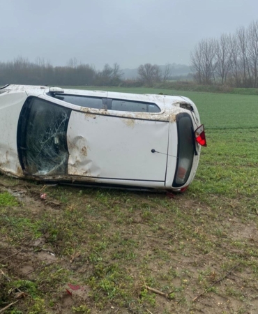 Yağışlı havada sürücüsünün kontrolünden çıkan otomobil tarlaya uçtu