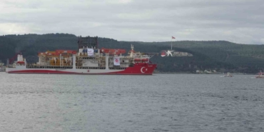 Türk sondaj gemisi Yıldırım Çanakkale Boğazı’ndan geçti