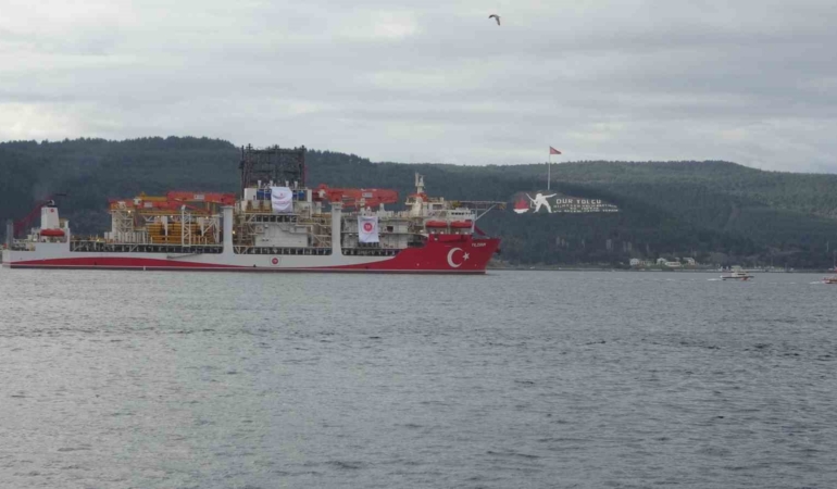 Türk sondaj gemisi Yıldırım Çanakkale Boğazı’ndan geçti