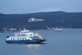 Lodos fırtınası nedeniyle çift yönlü trafiğe kapatılan Çanakkale Boğazı 45 saat sonra açıldı