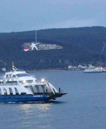 Lodos fırtınası nedeniyle çift yönlü trafiğe kapatılan Çanakkale Boğazı 45 saat sonra açıldı
