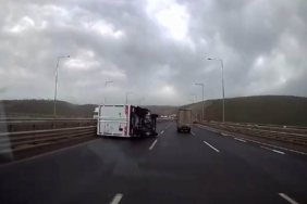 Fırtınada seyir halindeki kamyonet devrildi