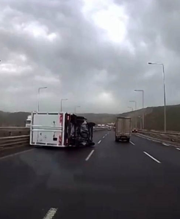 Fırtınada seyir halindeki kamyonet devrildi