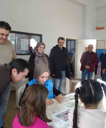 Minik eller aileleriyle birlikte üretti