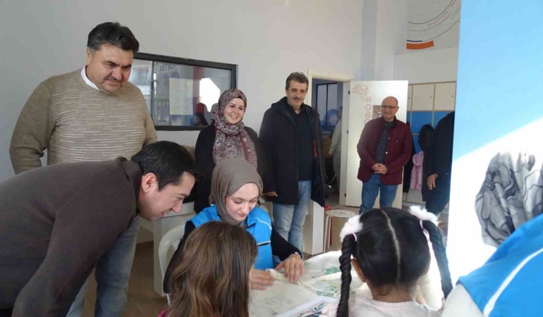 Minik eller aileleriyle birlikte üretti