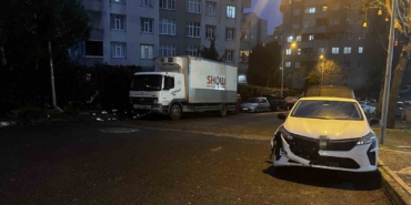 Başakşehir’de park halindeyken freni boşalan tır 5 araca çarptı: 2 araç kullanılamaz hale geldi