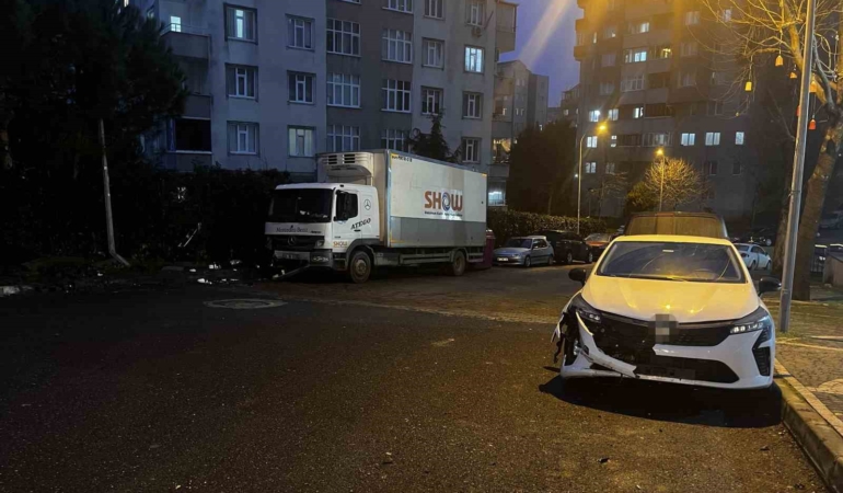 Başakşehir’de park halindeyken freni boşalan tır 5 araca çarptı: 2 araç kullanılamaz hale geldi